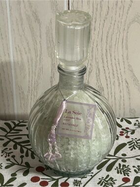 NWT La Soie Lavender Shea Scented Bath Salt in ribbed Glass Bottle